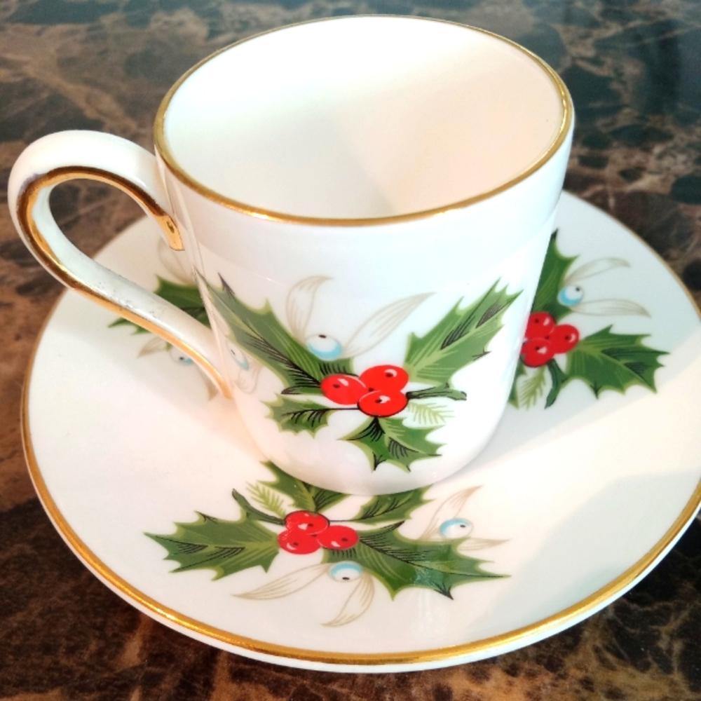 Holly tea cup & saucer set